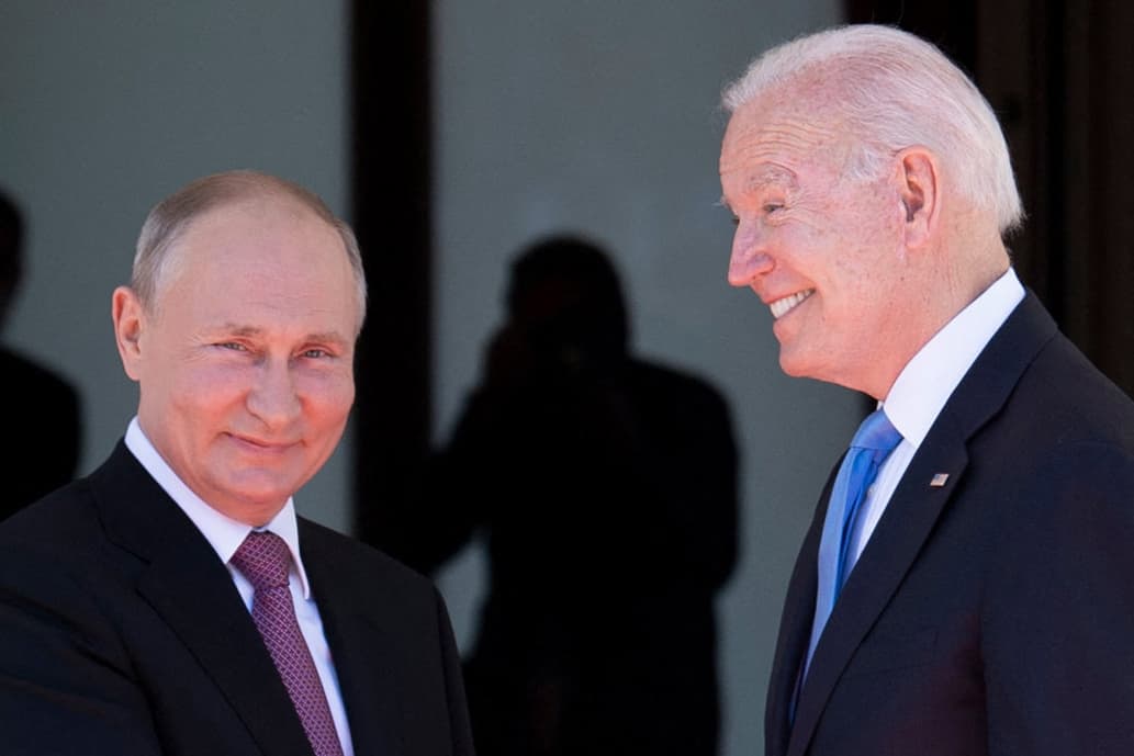 Tổng thống Nga Vladimir Putin (trái) và Tổng thống Mỹ Joe Biden trước khi bước vào cuộc gặp thượng đỉnh ở Geneva, ngày 16/6 - Ảnh: Getty/CNBC.