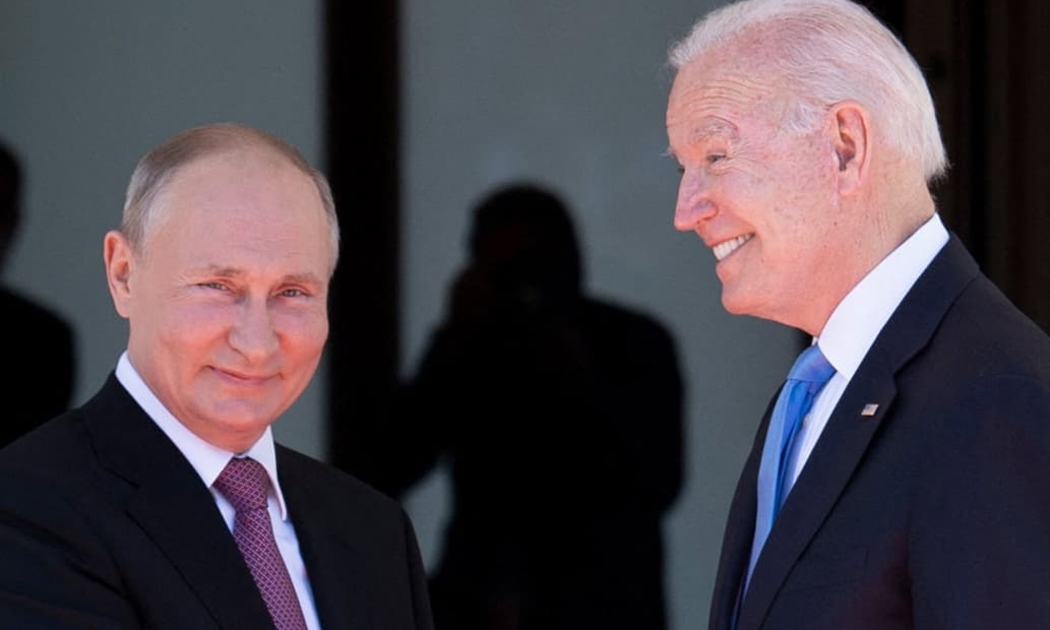 Tổng thống Nga Vladimir Putin (trái) và Tổng thống Mỹ Joe Biden trước khi bước vào cuộc gặp thượng đỉnh ở Geneva, ngày 16/6 - Ảnh: Getty/CNBC.