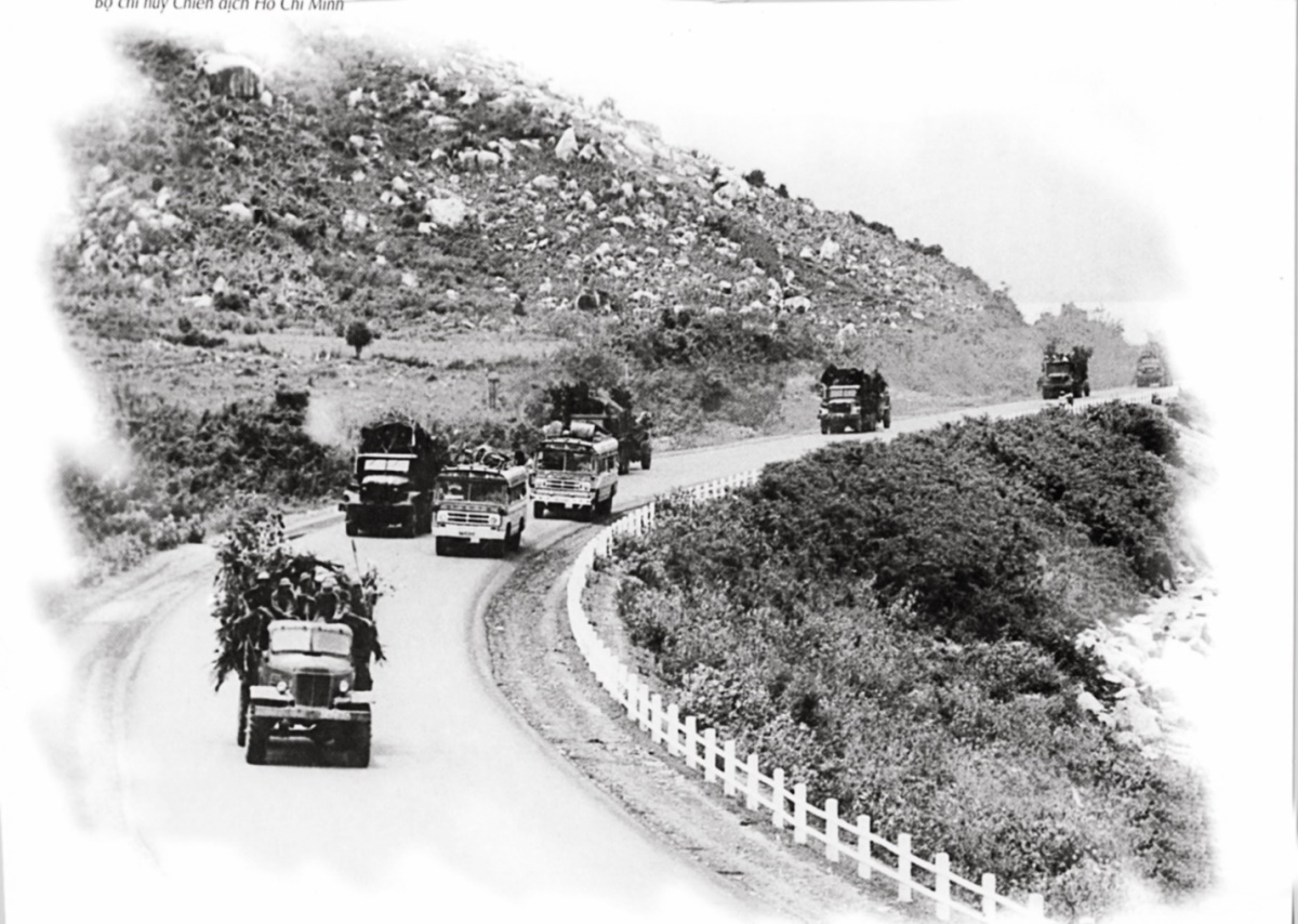 Đoàn xe vượt Đèo Cả chở xăng dầu ra mặt trận.