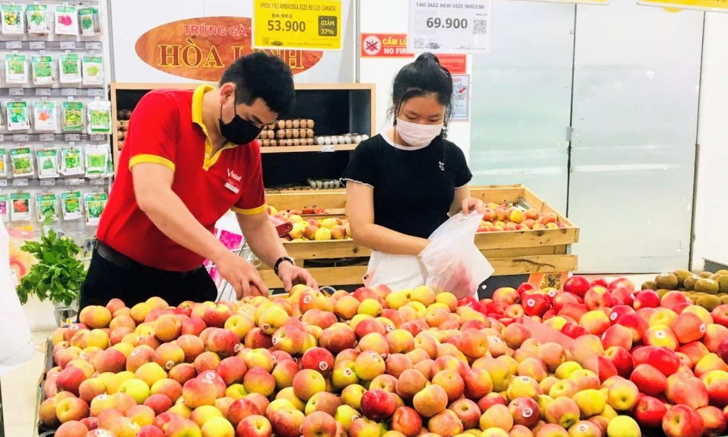 Siêu thị VinMart tuân thủ nghiêm ngặt các quy định phòng chống Covid-19.