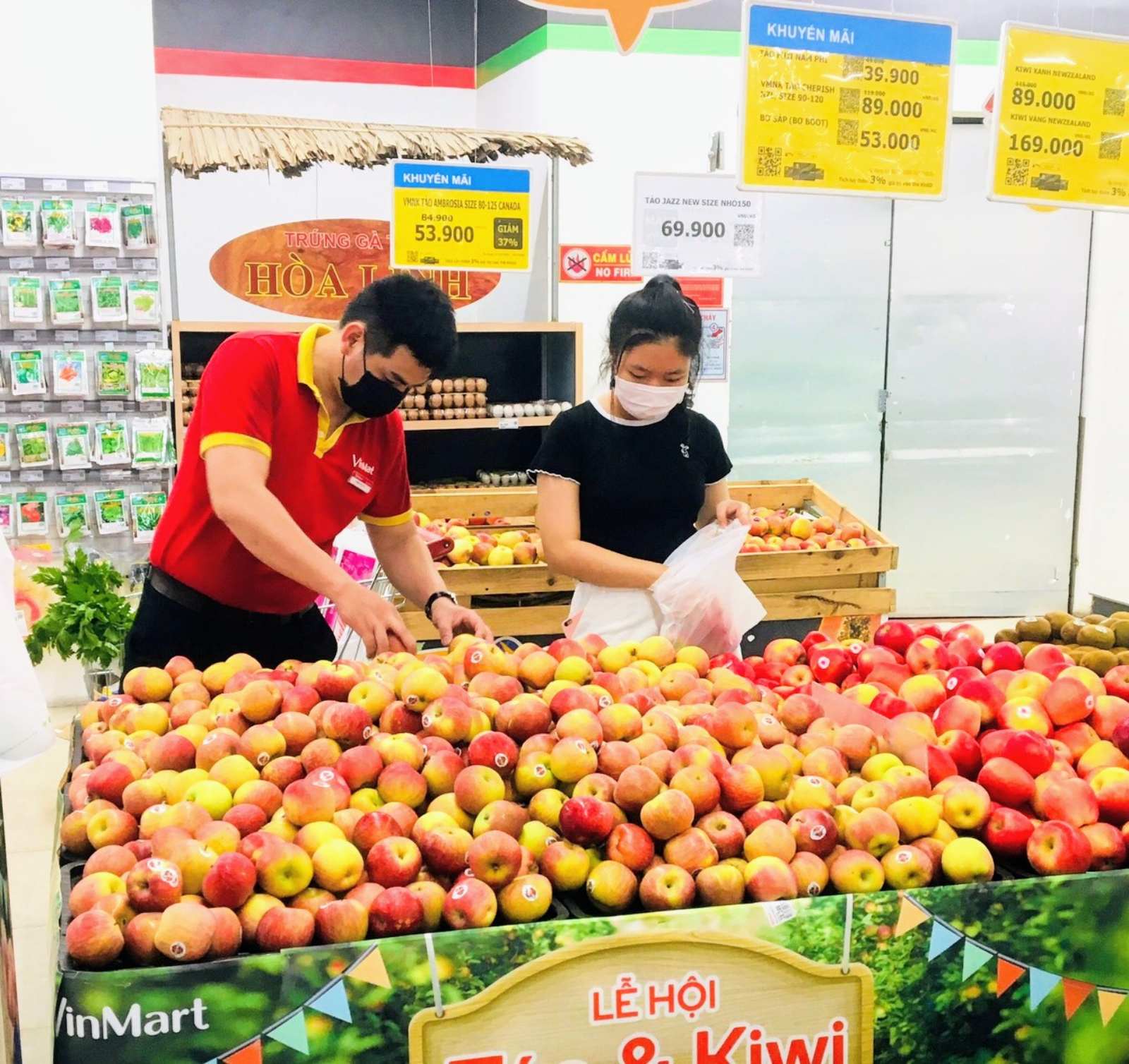 Siêu thị VinMart tuân thủ nghiêm ngặt các quy định phòng chống Covid-19.