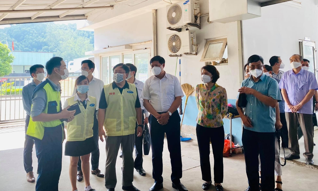 Thứ trưởng Bộ Y tế Đỗ Xuân Tuyên yêu cầu doanh nghiệp phải ký cam kết phòng chống dịch với địa phương.