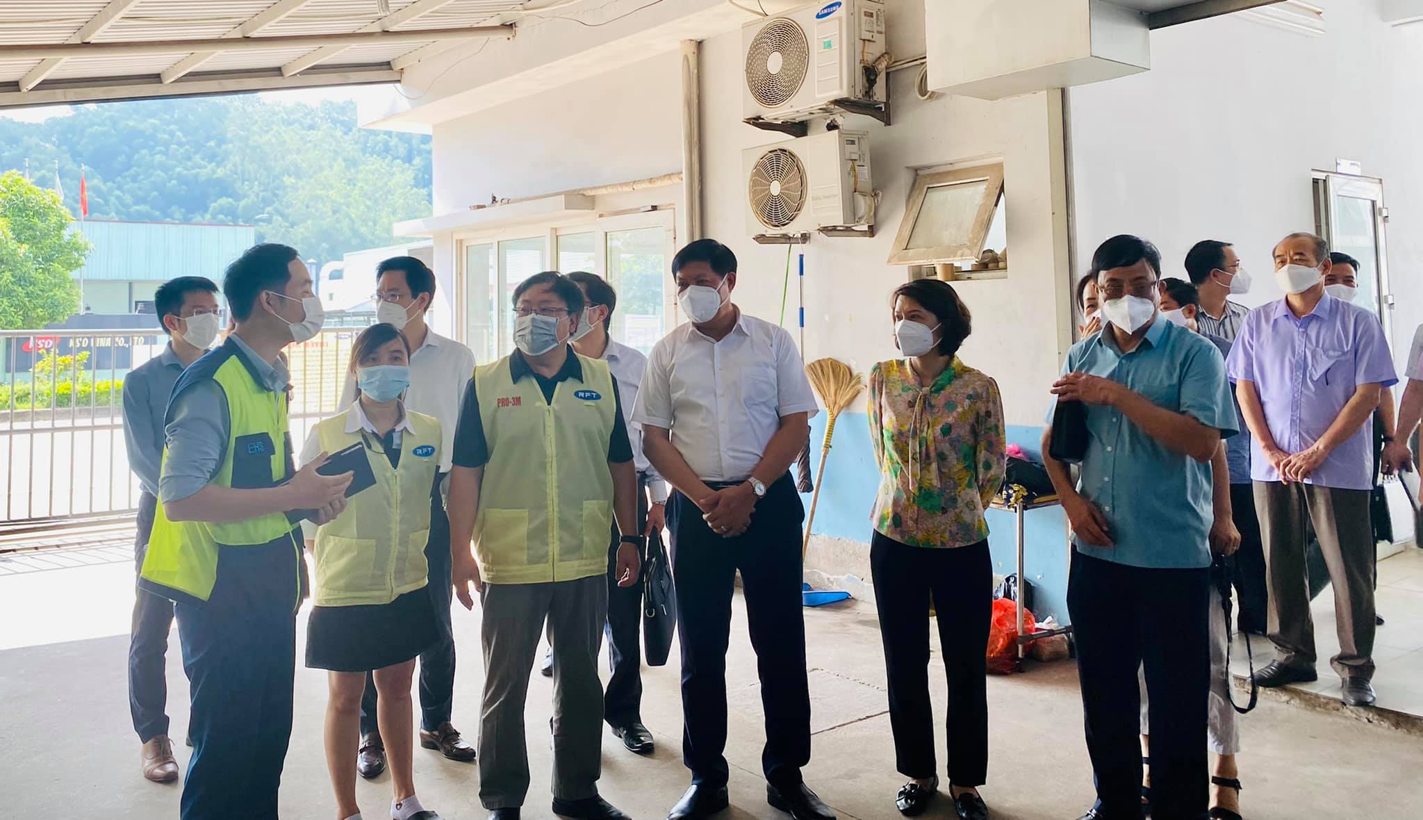 Thứ trưởng Bộ Y tế Đỗ Xuân Tuyên yêu cầu doanh nghiệp phải ký cam kết phòng chống dịch với địa phương.