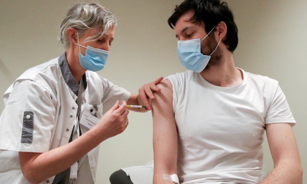 Tiêm thử nghiệm vaccine CureVax cho một tình nguyện viên ở Bỉ, hôm 2/3 - Ảnh: Reuters.