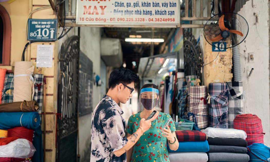 Nhà mạng thu không bỏ sót phí bất cứ tin nhắn thông báo biến động số dư tài khoản. Ảnh: Nguyên Nhung