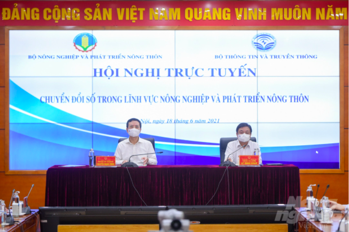 Hội nghị trực tuyến "Chuyển đổi số trong nông nghiệp và phát triển nông thôn" do hai bộ trưởng Lê Minh Hoan và Nguyễn Mạnh Hùng chủ trì.