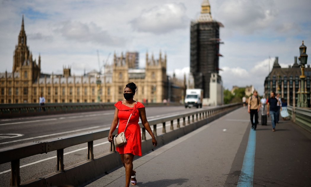 Người đi bộ tại London ngày 14/6 - Ảnh: AFP/Getty Images