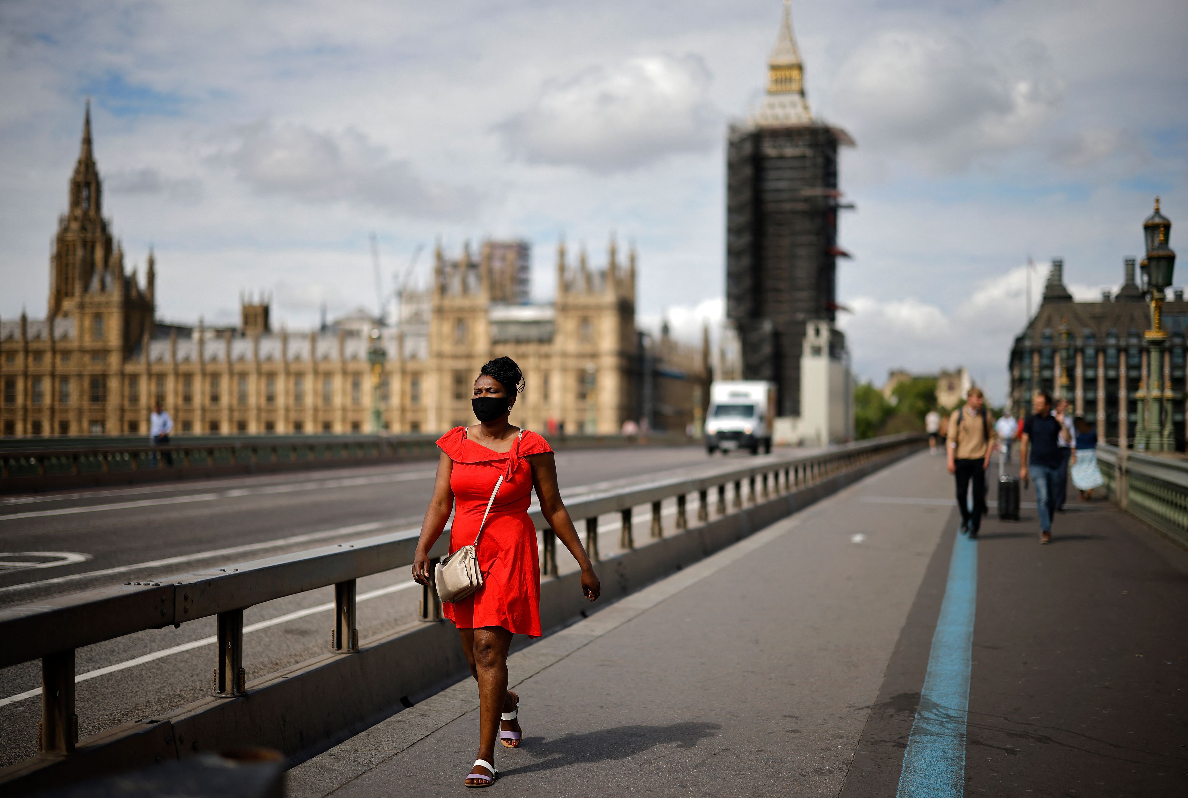 Người đi bộ tại London ngày 14/6 - Ảnh: AFP/Getty Images