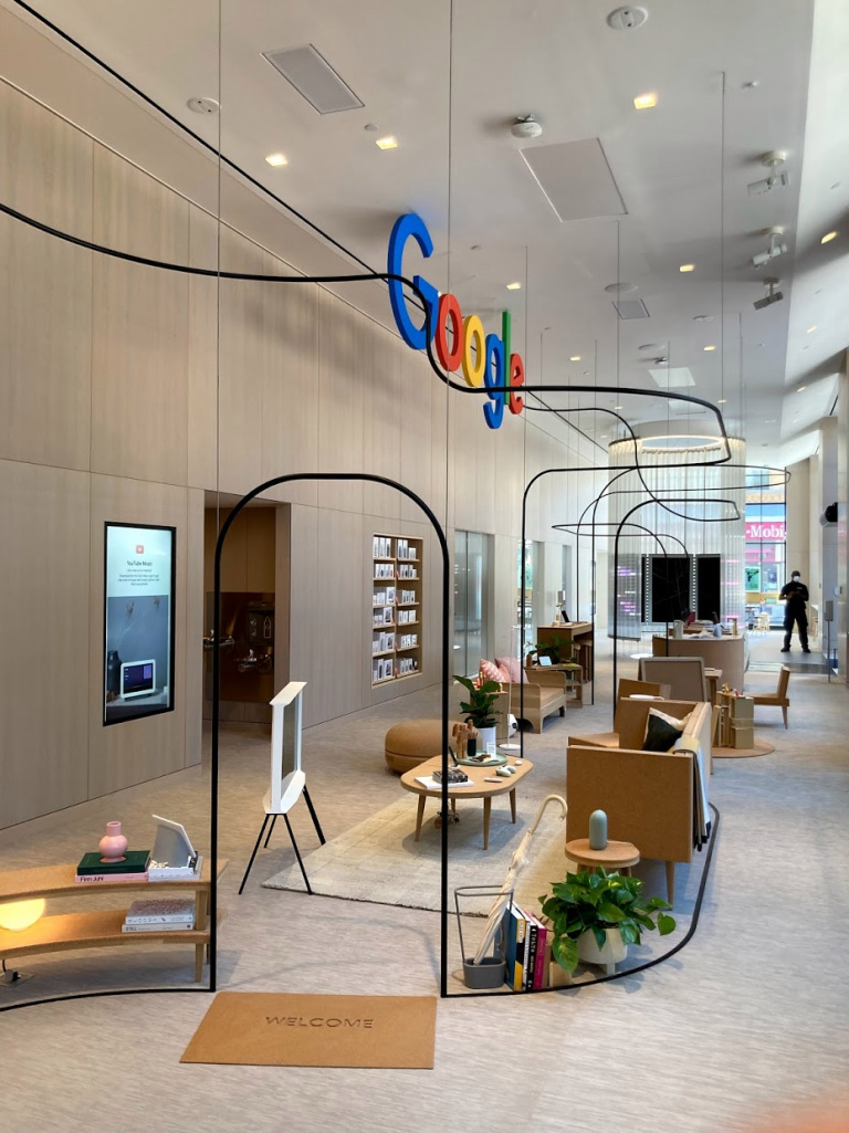 Tại cửa hàng bán lẻ, ngoài các thiết bị của Google khách hàng còn có thể thấy một số phụ kiện của bên thứ ba.