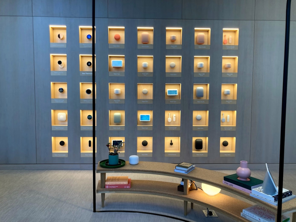 D&ugrave; mua sắm trực tuyến ph&aacute;t triển b&ugrave;ng nổ, nhiều kh&aacute;ch h&agrave;ng vẫn muốn trải nghiệm c&aacute;c thiết bị phần cứng trước khi mua.