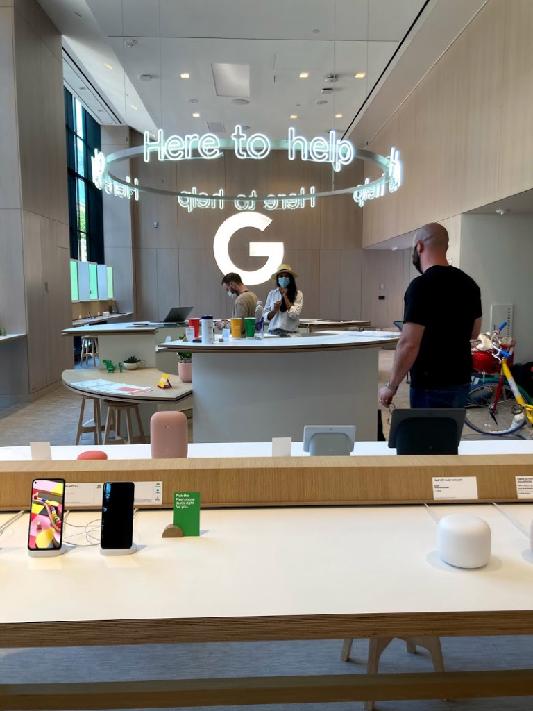 Cửa hàng c&oacute; c&aacute;c nh&acirc;n vi&ecirc;n để hỗ trợ cho kh&aacute;ch h&agrave;ng trải nghiệm v&agrave; mua sản phẩm.