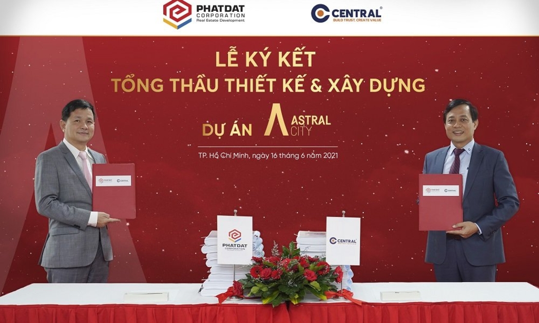 Ông Lê Quang Phúc (bên trái) và ông Trần Quang Tuấn đại diện Ban lãnh đạo 2 công ty thực hiện nghi thức ký kết hợp tác.