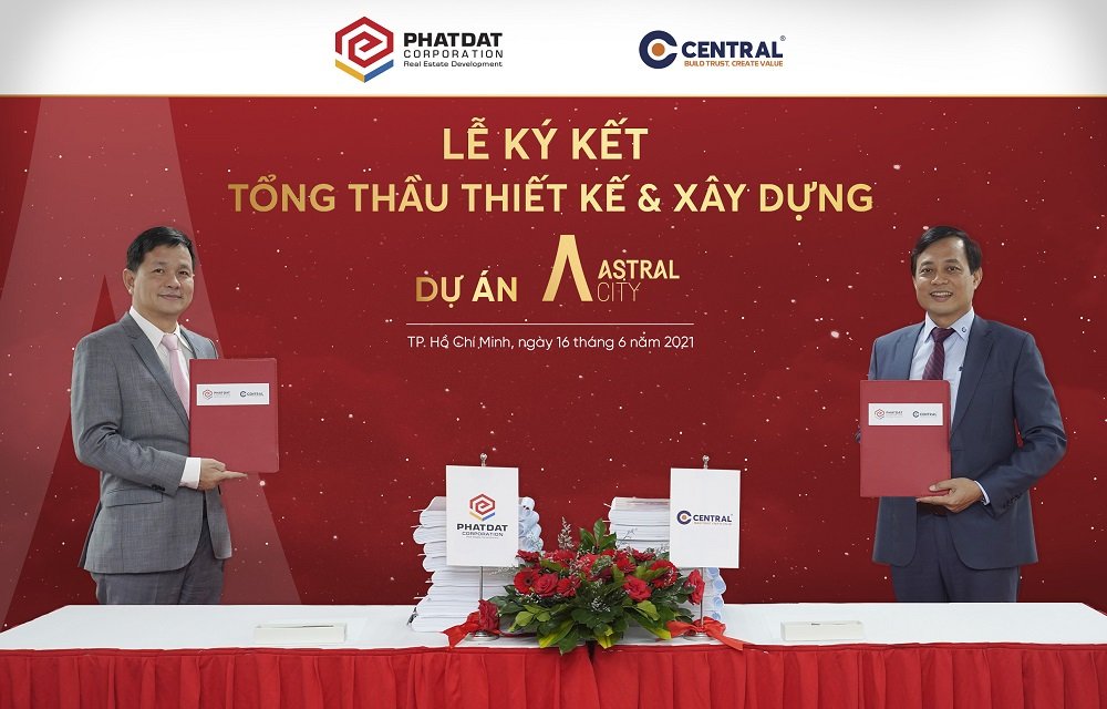 Ông Lê Quang Phúc (bên trái) và ông Trần Quang Tuấn đại diện Ban lãnh đạo 2 công ty thực hiện nghi thức ký kết hợp tác.