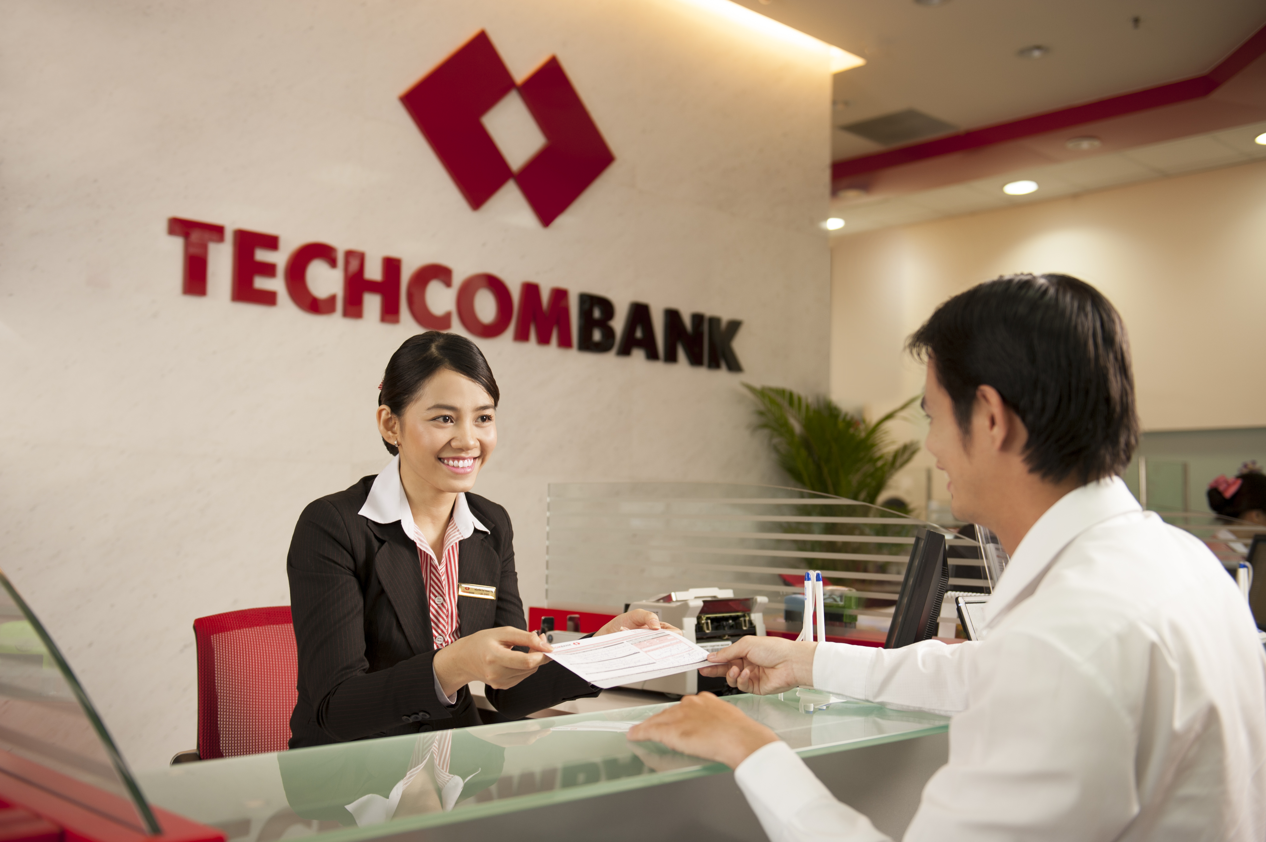 Techcombank miễn phí chuyển tiền vào Quỹ vaccine tại quầy lẫn online.