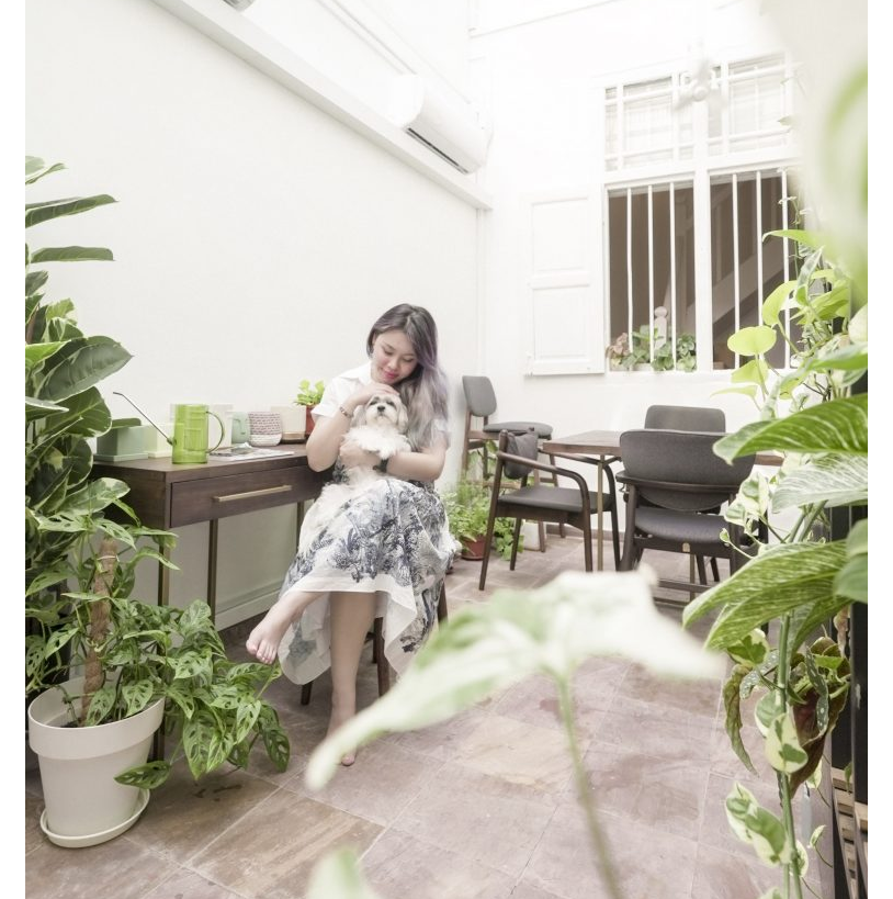 Sylvia nói rằng nhờ kh&ocirc;ng gian r&ocirc;̣ng rãi và có nhi&ecirc;̀u c&acirc;y xanh, những ngày giãn cách xã h&ocirc;̣i c&ocirc; và chú chó cưng kh&ocirc;ng th&acirc;́y bức b&ocirc;́i, ng&ocirc;̣t ngạt.