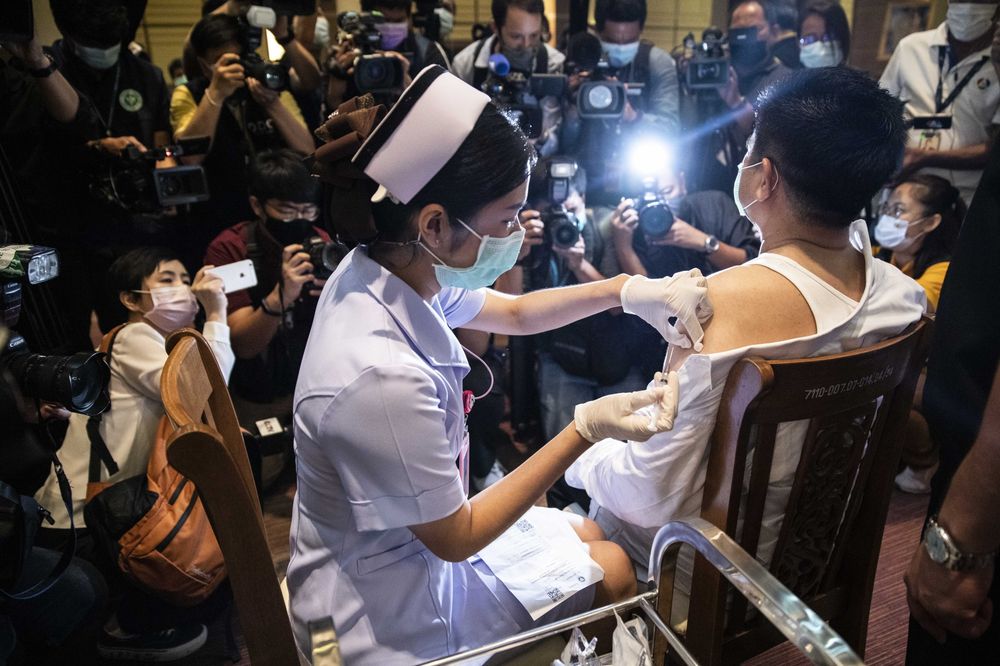 Tiêm vaccine Covid-19 tại Nonthaburi, Thái Lan ngày 28/2/2021 - Ảnh: Bloomberg