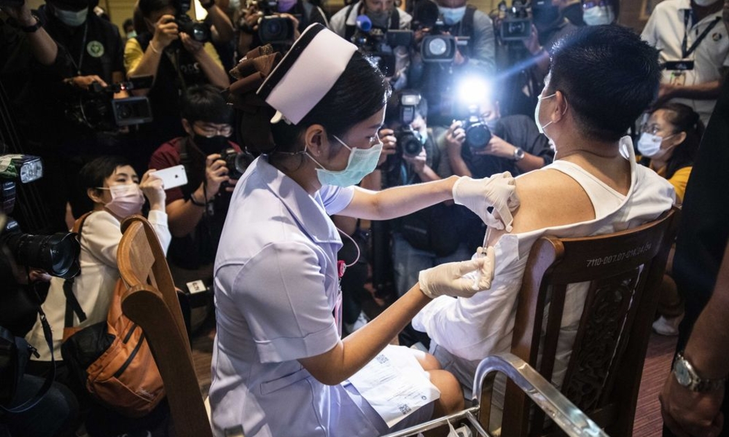 Tiêm vaccine Covid-19 tại Nonthaburi, Thái Lan ngày 28/2/2021 - Ảnh: Bloomberg