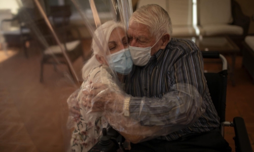 Báo chí trên tuyến đầu khốc liệt chống dịch: Nhà báo quốc tế tiếp bước những “chiến sĩ áo trắng”