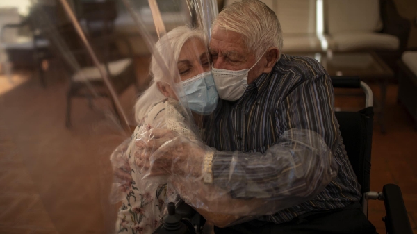 Báo chí trên tuyến đầu khốc liệt chống dịch: Nhà báo quốc tế tiếp bước những “chiến sĩ áo trắng”