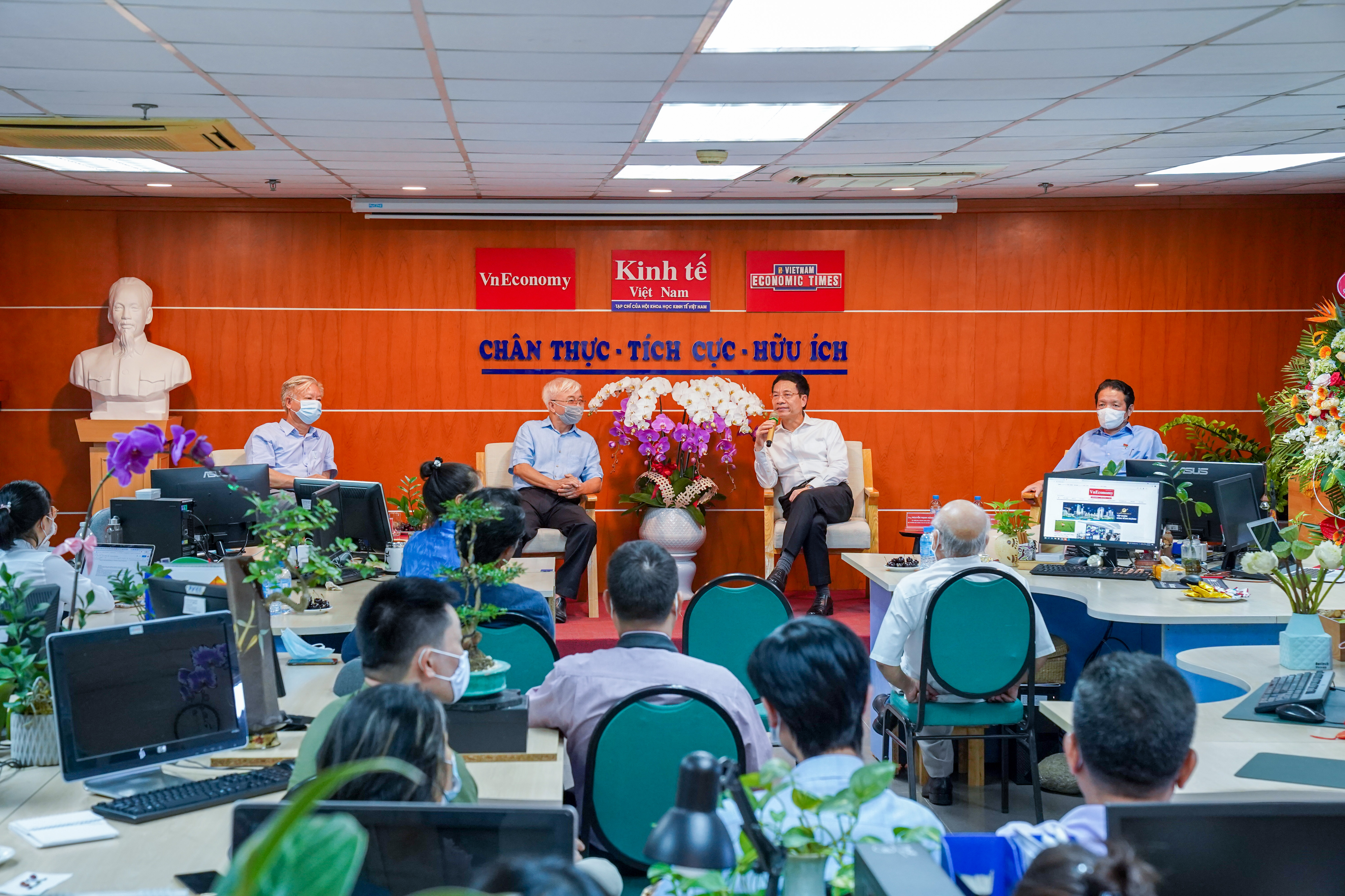 Với những mục ti&ecirc;u v&agrave; hướng ph&aacute;t triển của Tạp ch&iacute; Kinh tế Việt Nam đặt ra trở th&agrave;nh một Trung t&acirc;m (hub) về kinh tế số Việt Nam, Bộ trưởng khẳng định đ&oacute; l&agrave; một sự nghiệp vĩ đại. Ảnhh: Việt Tuấn.