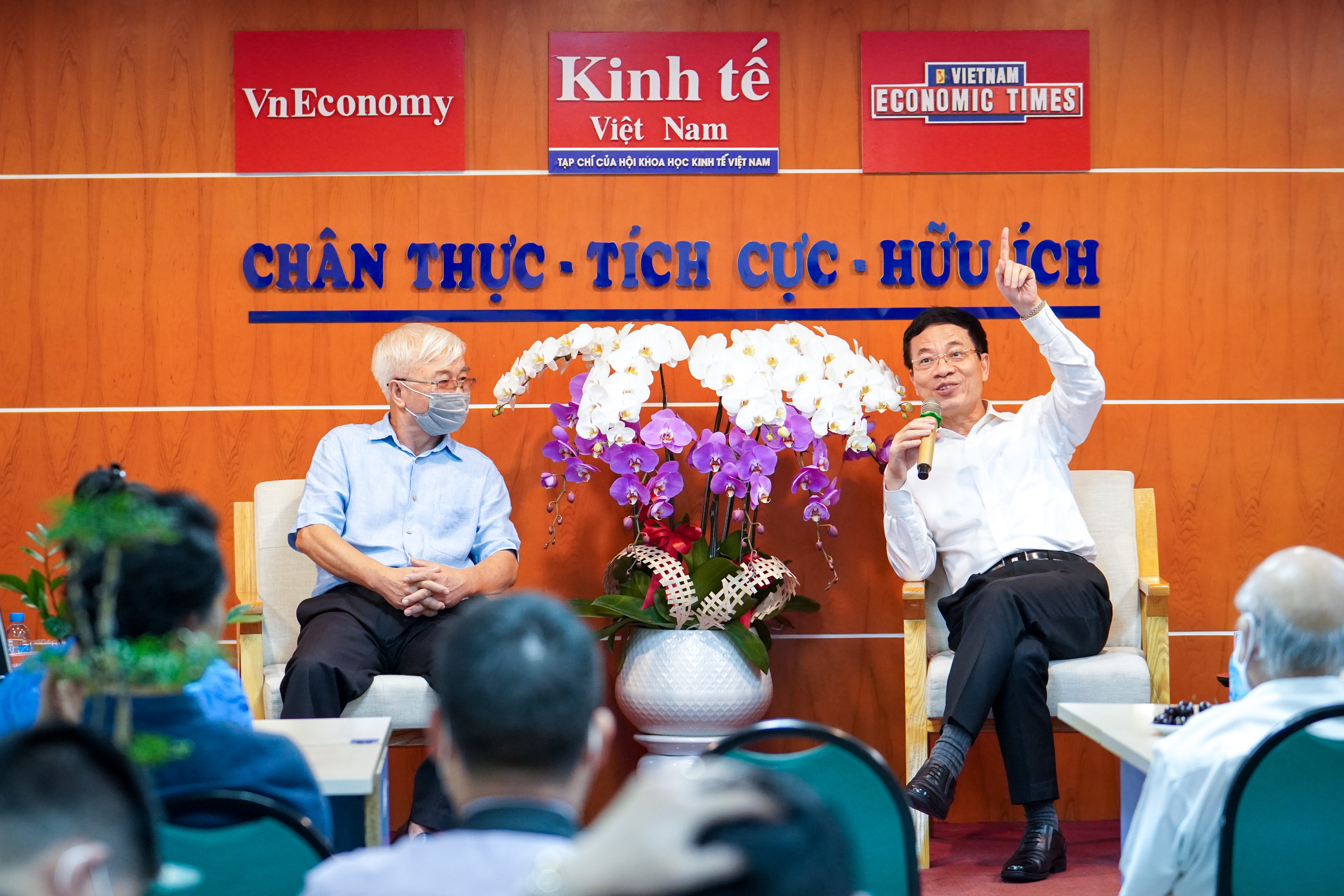 &ldquo;Điều quan trọng nhất đối với sự đổi mới l&agrave; t&igrave;m ra được ng&ocirc;i sao dẫn lối. Khi đ&atilde; x&aacute;c định ng&ocirc;i sao đ&oacute; l&agrave; kinh tế số, từ đ&oacute; dẫn lối, kh&iacute;ch lệ, lan tỏa năng lượng để Việt Nam đi đầu về kinh tế số, chuyển đổi số, th&igrave; Tạp ch&iacute; Kinh tế Việt Nam đ&atilde; g&oacute;p một phần rất lớn cho sự ph&aacute;t triển của đất nước