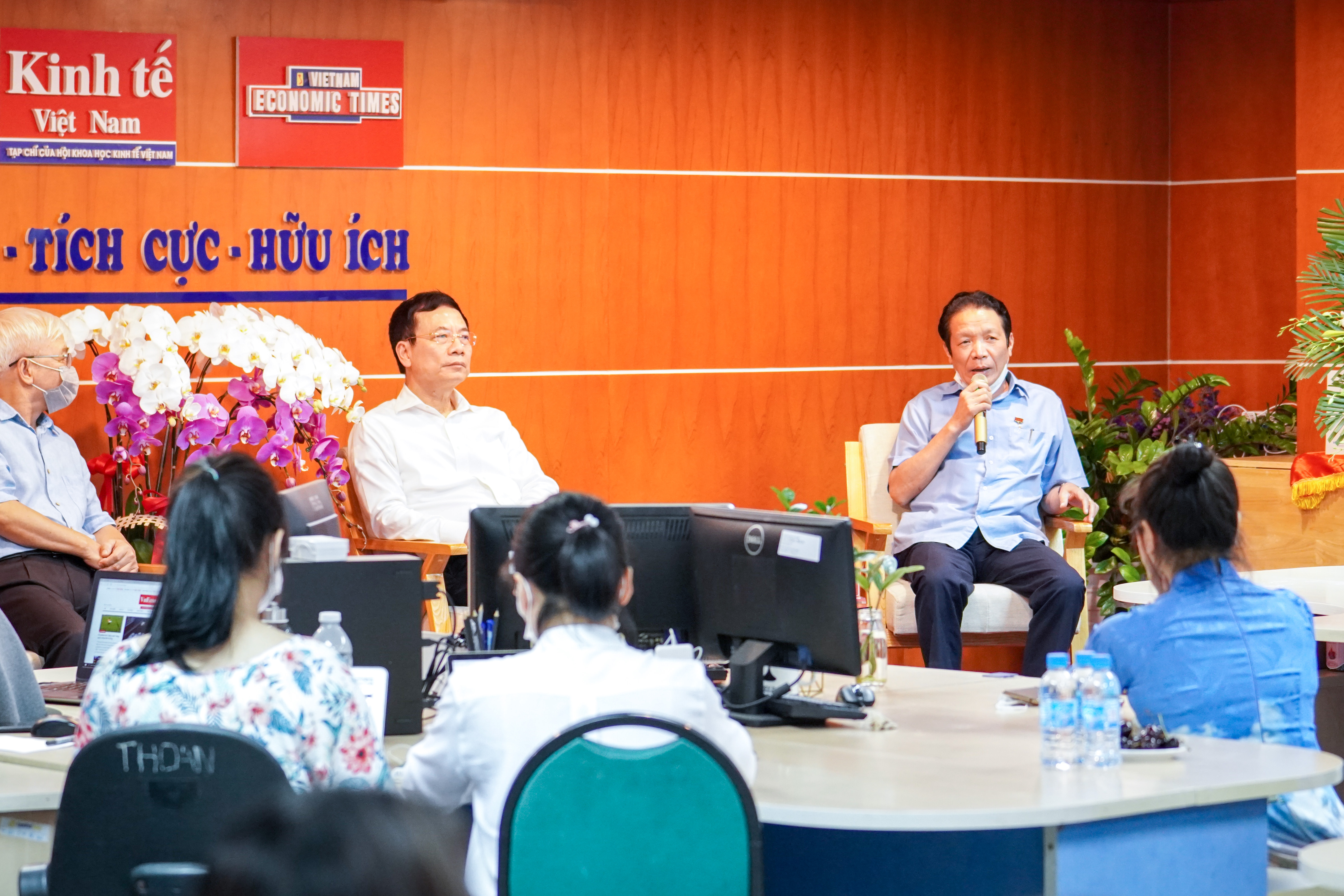 Thứ trưởng Bộ Th&ocirc;ng tin v&agrave; Truyền th&ocirc;ng Ho&agrave;ng Vĩnh Bảo ph&aacute;t biểu tại buổi l&agrave;m việc.