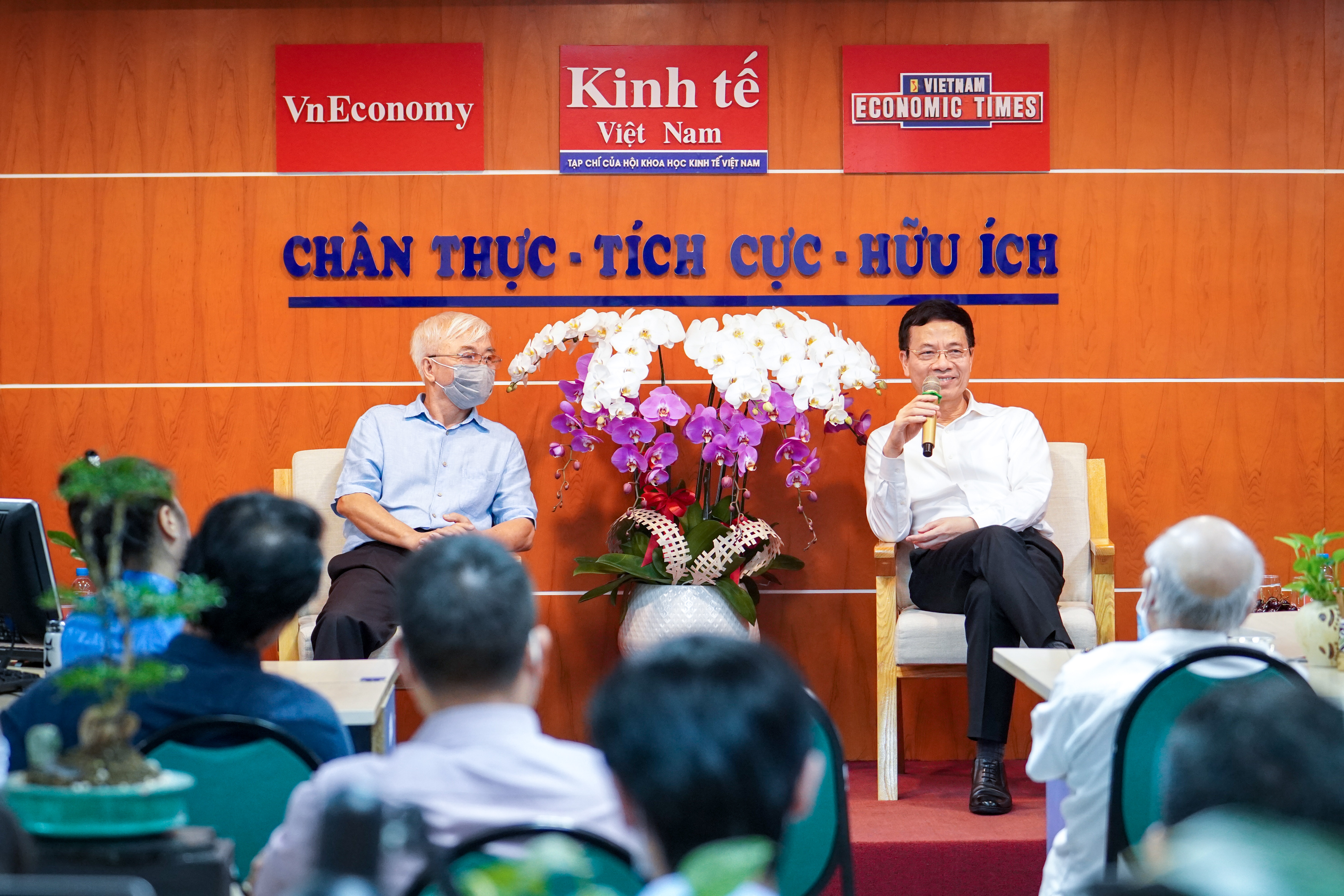 Bộ trưởng Nguyễn Mạnh H&ugrave;ng tr&ograve; chuyện th&acirc;n mật c&ugrave;ng&nbsp;c&aacute;n bộ ph&oacute;ng vi&ecirc;n, bi&ecirc;n tập vi&ecirc;n, nh&acirc;n vi&ecirc;n Tạp ch&iacute; Kinh tế Việt Nam.