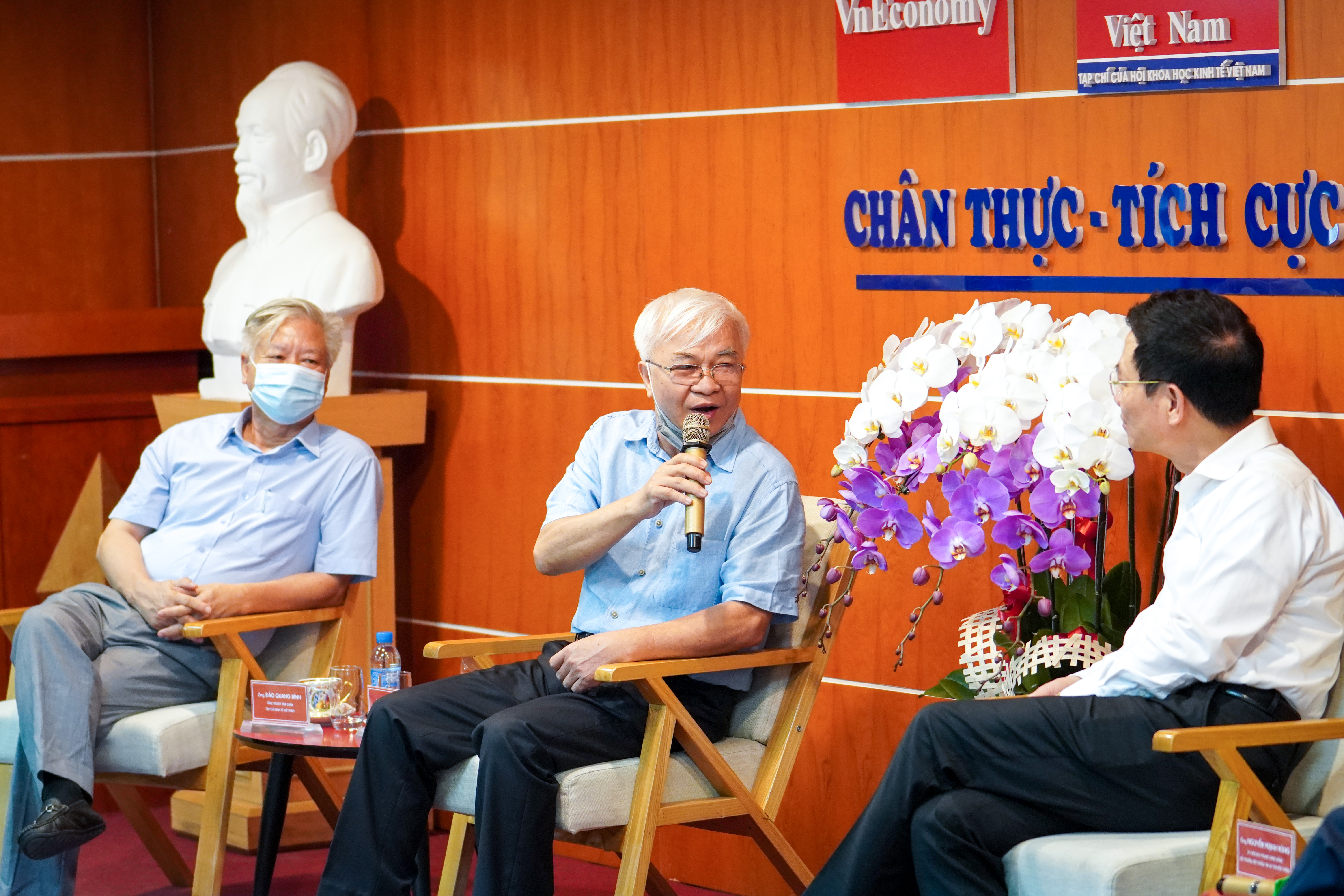 Với hướng ph&aacute;t triển v&agrave; những c&aacute;ch l&agrave;m mới, Tổng bi&ecirc;n tập Chử Văn L&acirc;m kiến nghị Bộ Th&ocirc;ng tin v&agrave; Truyền th&ocirc;ng tạo điều kiện cho ph&eacute;p Tạp ch&iacute; Kinh tế Việt Nam một cơ chế th&iacute; điểm theo m&ocirc; h&igrave;nh Sandbox (khung thể chế thử nghiệm c&oacute; kiểm so&aacute;t đối với c&aacute;c c&ocirc;ng nghệ, sản phẩm, dịch vụ, m&ocirc; h&igrave;nh kinh doanh mới...).