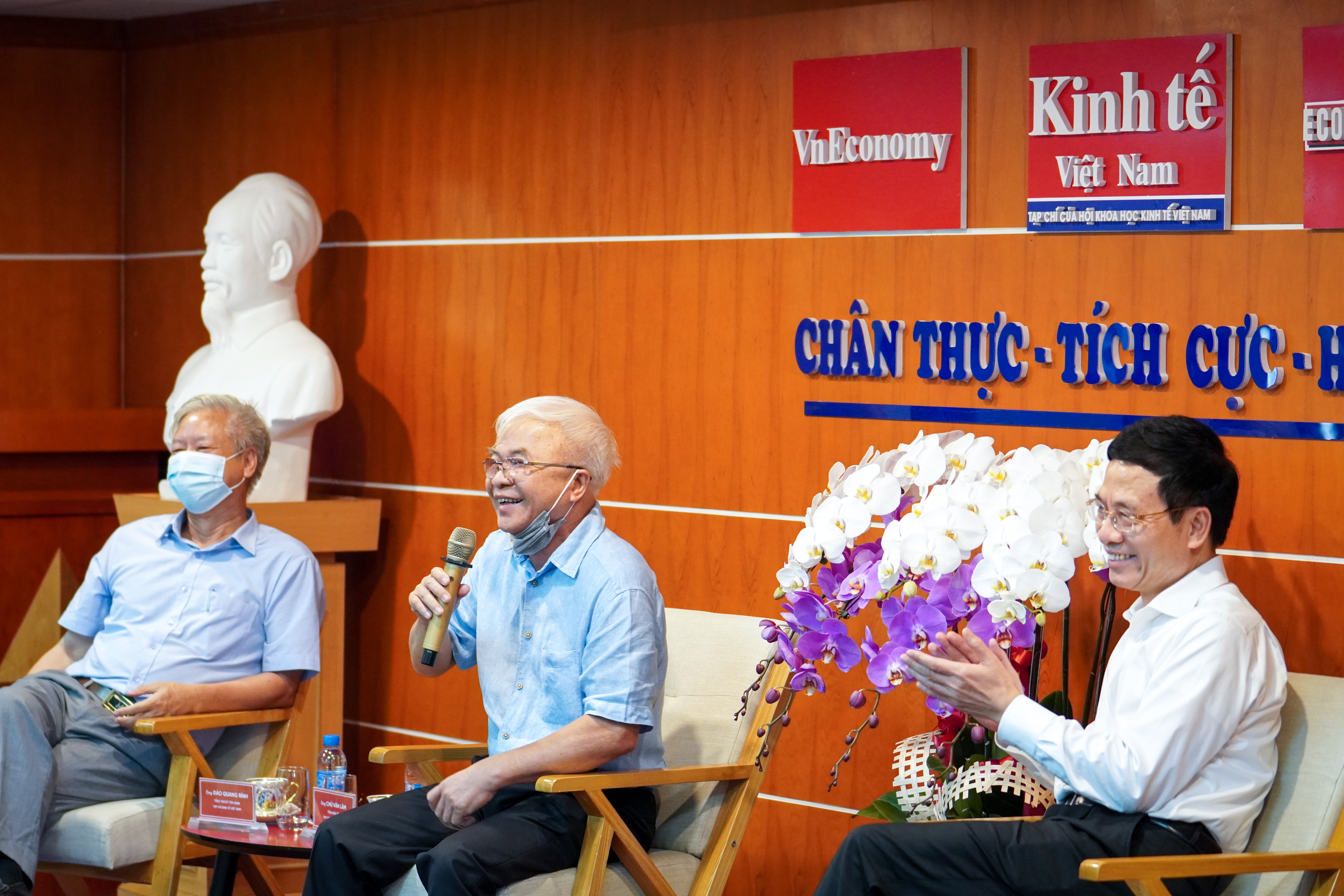 Tổng bi&ecirc;n tập Chử Văn L&acirc;m cho biết: Tạp ch&iacute; Kinh tế Việt Nam đang tập trung mọi nguồn lực hướng v&agrave;o nền kinh tế số.