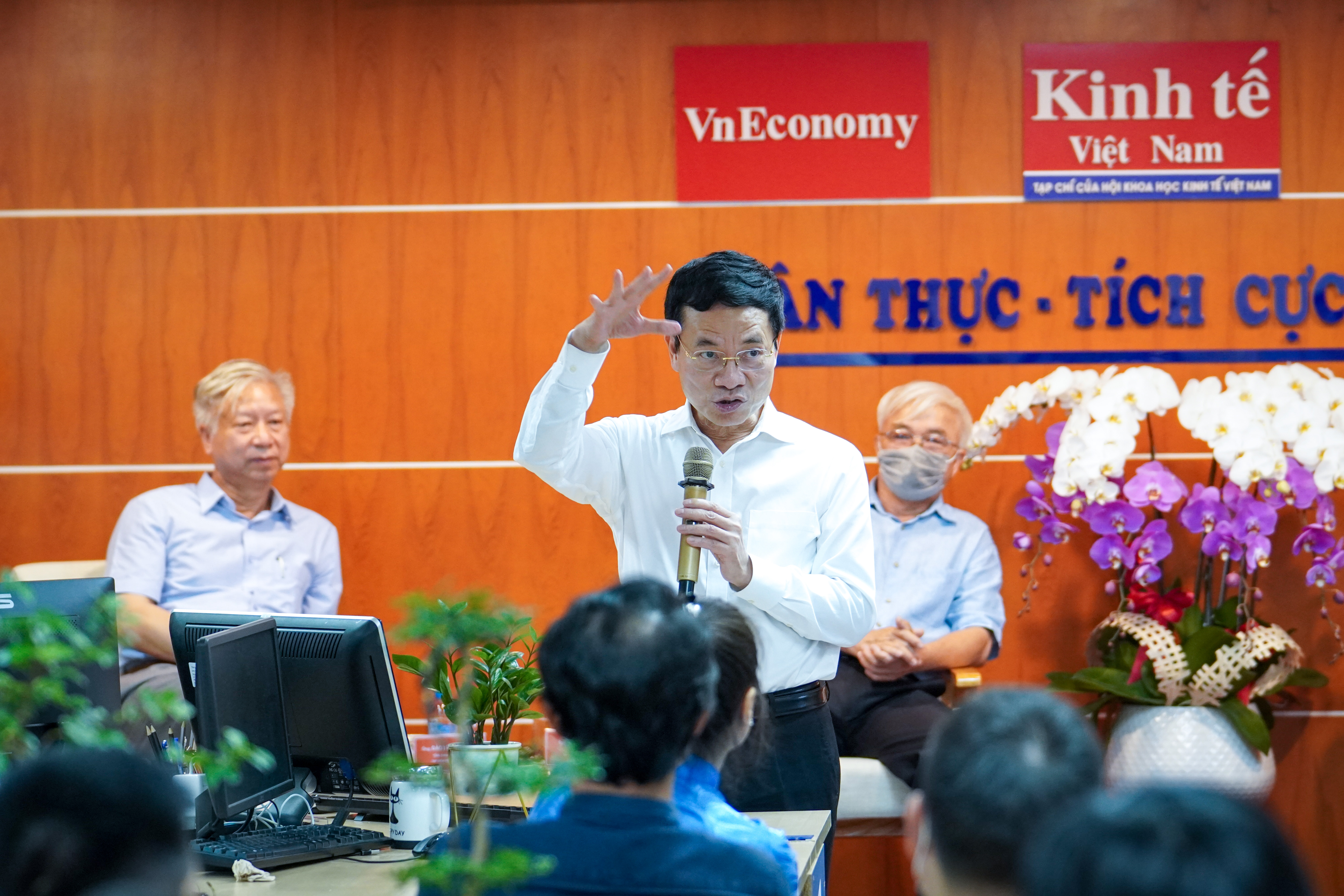 “Tạp chí Kinh tế Việt Nam chọn kinh tế số là đúng hướng vì đây sẽ là động lực chính dẫn dắt. Nếu kinh tế Việt Nam muốn đi lên thì chắc chắn kinh tế số phải dẫn đầu”, Bộ trưởng nhấn mạnh.