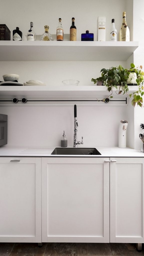 Gia chủ nấu ăn h&agrave;ng ng&agrave;y, v&igrave; vậy nh&agrave; bếp phải c&oacute; ch&ocirc;̃ chứa đ&ocirc;̀ rộng r&atilde;i v&agrave; đầy đủ chức năng. Tất cả c&aacute;c dụng cụ nấu ăn v&agrave; đ&ocirc;̀ dùng nh&agrave; bếp được cất trong tủ bếp t&ugrave;y chỉnh để khuất tầm nh&igrave;n sau khi nấu xong.