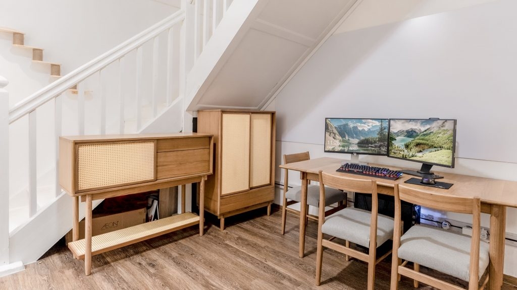 Bản th&acirc;n c&aacute;c kệ chứa đ&ocirc;̀ rộng r&atilde;i giúp duy trì sự gọn gàng cho kh&ocirc;ng gian, đồng thời duy tr&igrave; n&eacute;t thẩm mỹ cổ điển cho ng&ocirc;i nh&agrave;.