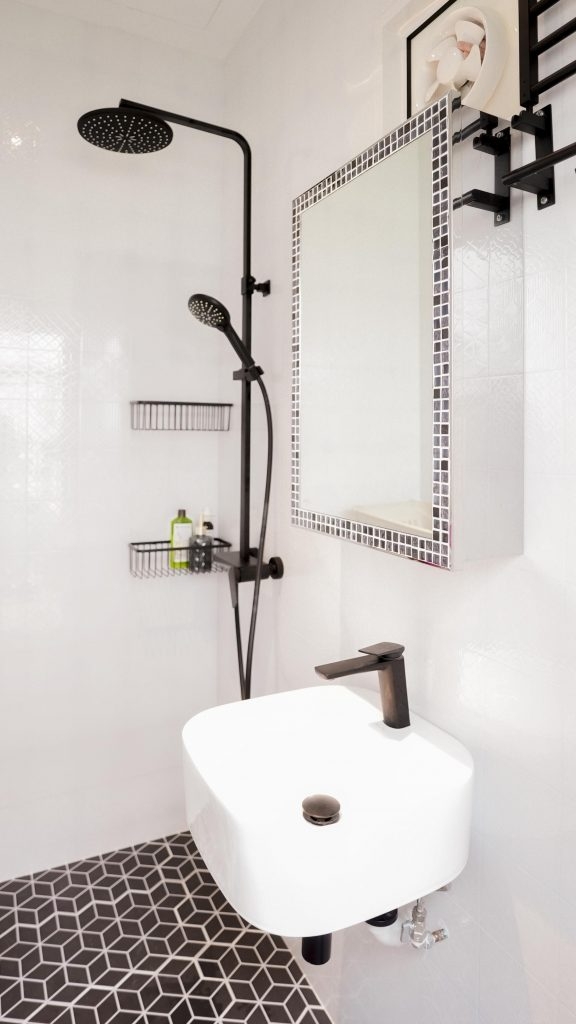 Tất cả bốn ph&ograve;ng tắm đều được trang tr&iacute; theo chủ đề đen v&agrave; trắng. Ch&uacute;ng được cho l&agrave; &ldquo;giống nhau nhưng kh&aacute;c nhau&rdquo;! Mỗi ph&ograve;ng tắm đều c&oacute; phong cách tối giản đơn sắc, nhưng nếu bạn nh&igrave;n kỹ, c&aacute;c chi tiết l&agrave; duy nhất cho mỗi ph&ograve;ng.