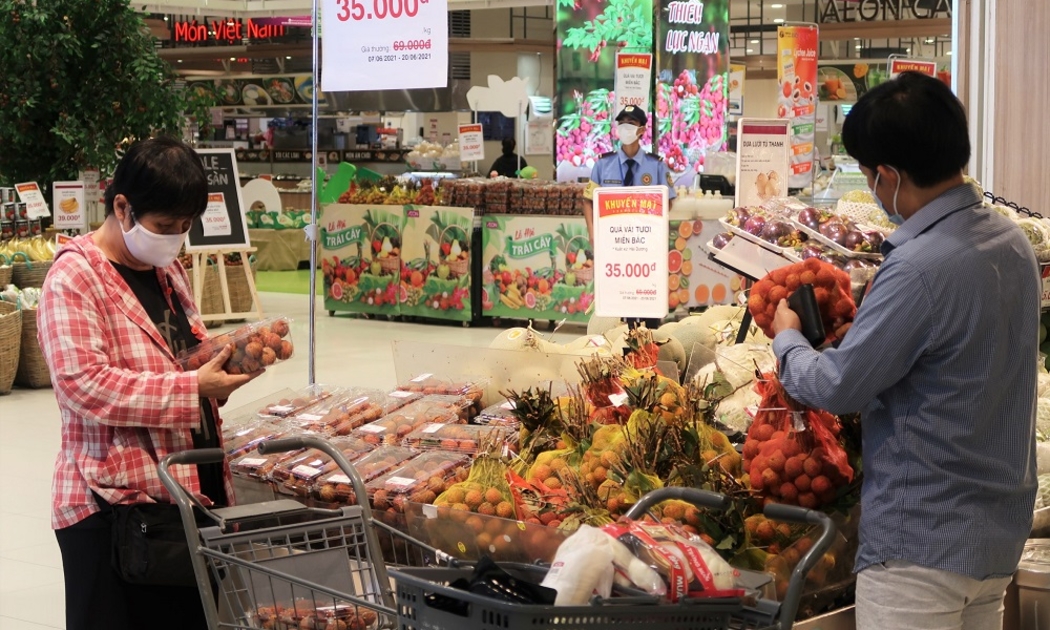 Vải thiều Bắc Giang được bày bán tại Aeon phía Nam