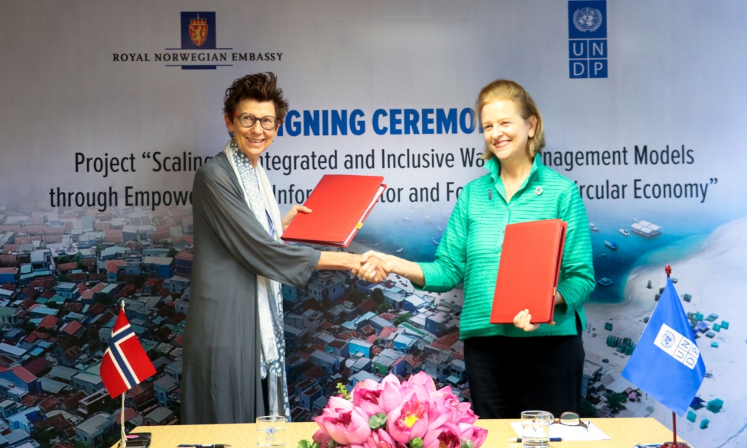 Ký kết giữa Đại sứ Na UY và Trưởng đại diên UNDP tại Việt Nam.