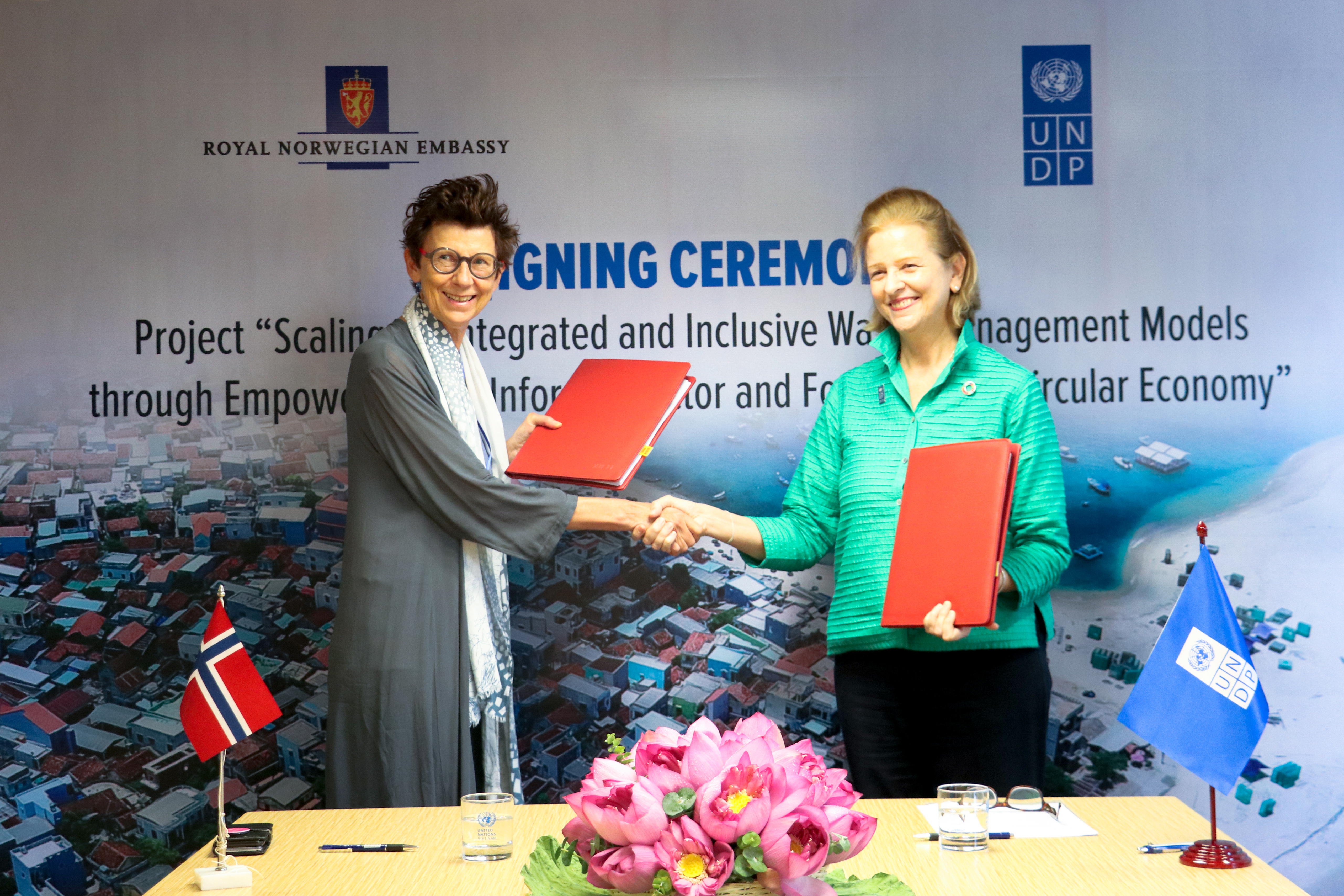 Ký kết giữa Đại sứ Na UY và Trưởng đại diên UNDP tại Việt Nam.