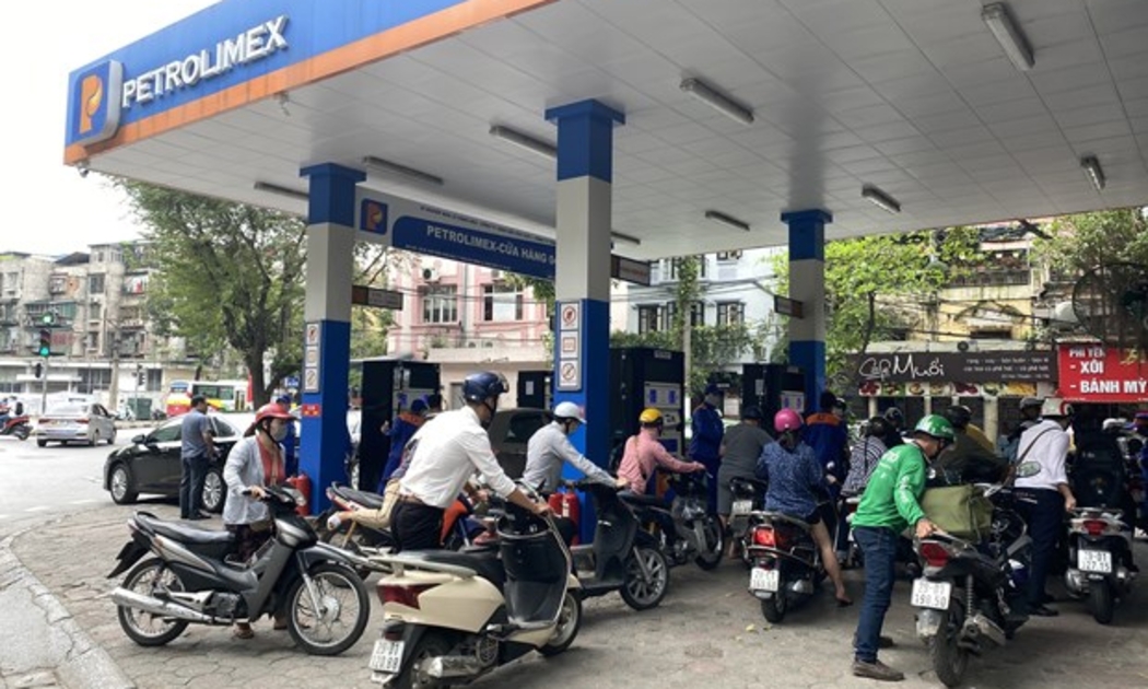 Đóng cửa phiên giao dịch ngày 24/5, giá cổ phiếu PLX đạt 56.300 đồng/cổ phiếu.