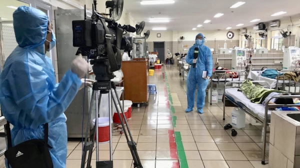 Nhà báo tác nghiệp thời Covid-19: “Chiến binh” quả cảm nơi tuyến đầu chống dịch 