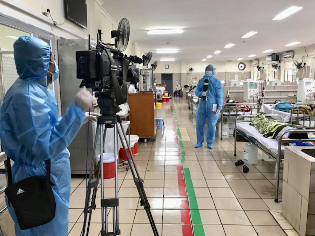 Phóng viên tác nghiệp giữa mùa dịch Covid-19