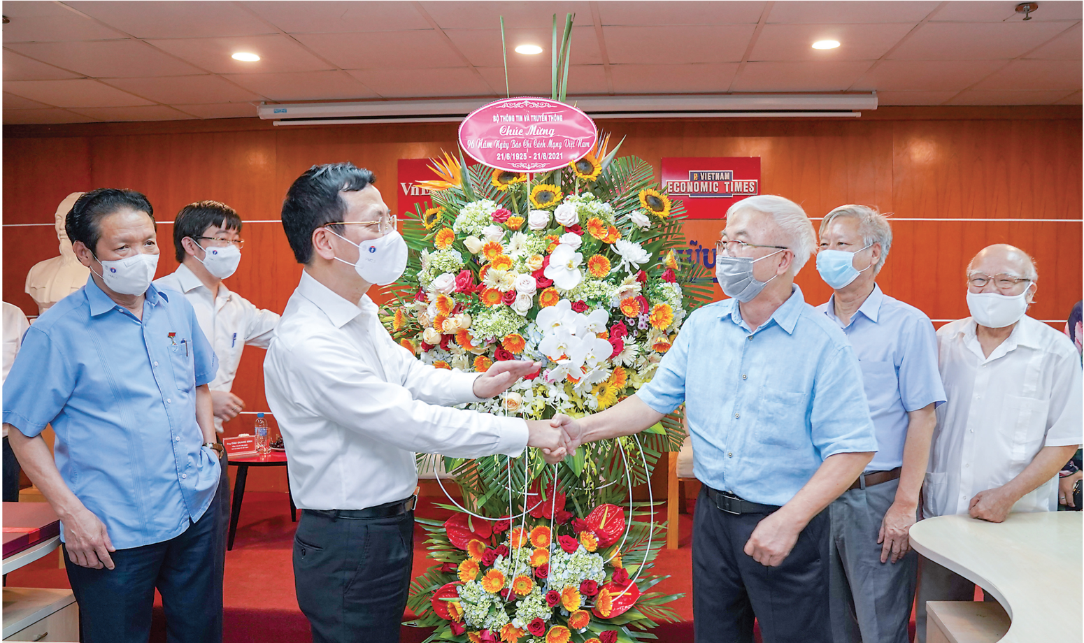 Bộ trưởng Bộ Th&ocirc;ng tin v&agrave; Truyền th&ocirc;ng Nguyễn Mạnh H&ugrave;ng trao lẵng hoa ch&uacute;c mừng&nbsp;Tạp ch&iacute; Kinh tế Việt Nam&nbsp;Nh&acirc;n dịp kỷ niệm 96 năm Ng&agrave;y B&aacute;o ch&iacute; C&aacute;ch mạng Việt Nam 21/6.