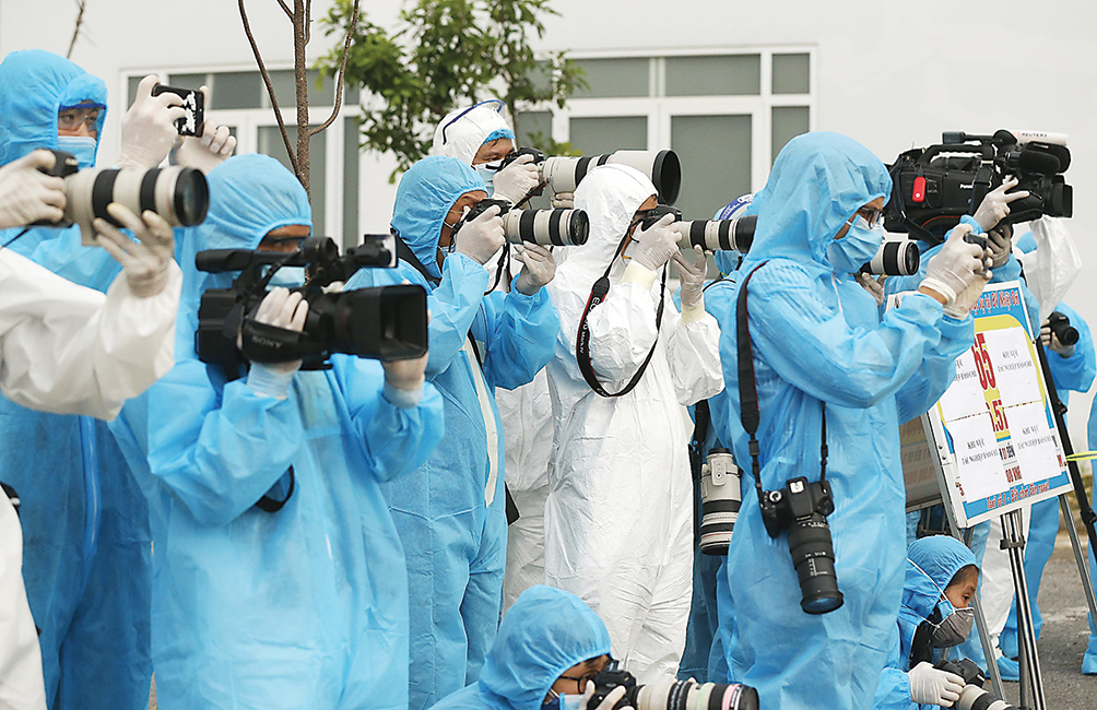 Ph&oacute;ng vi&ecirc;n t&aacute;c nghiệp trong đại dịch Covidd-19.