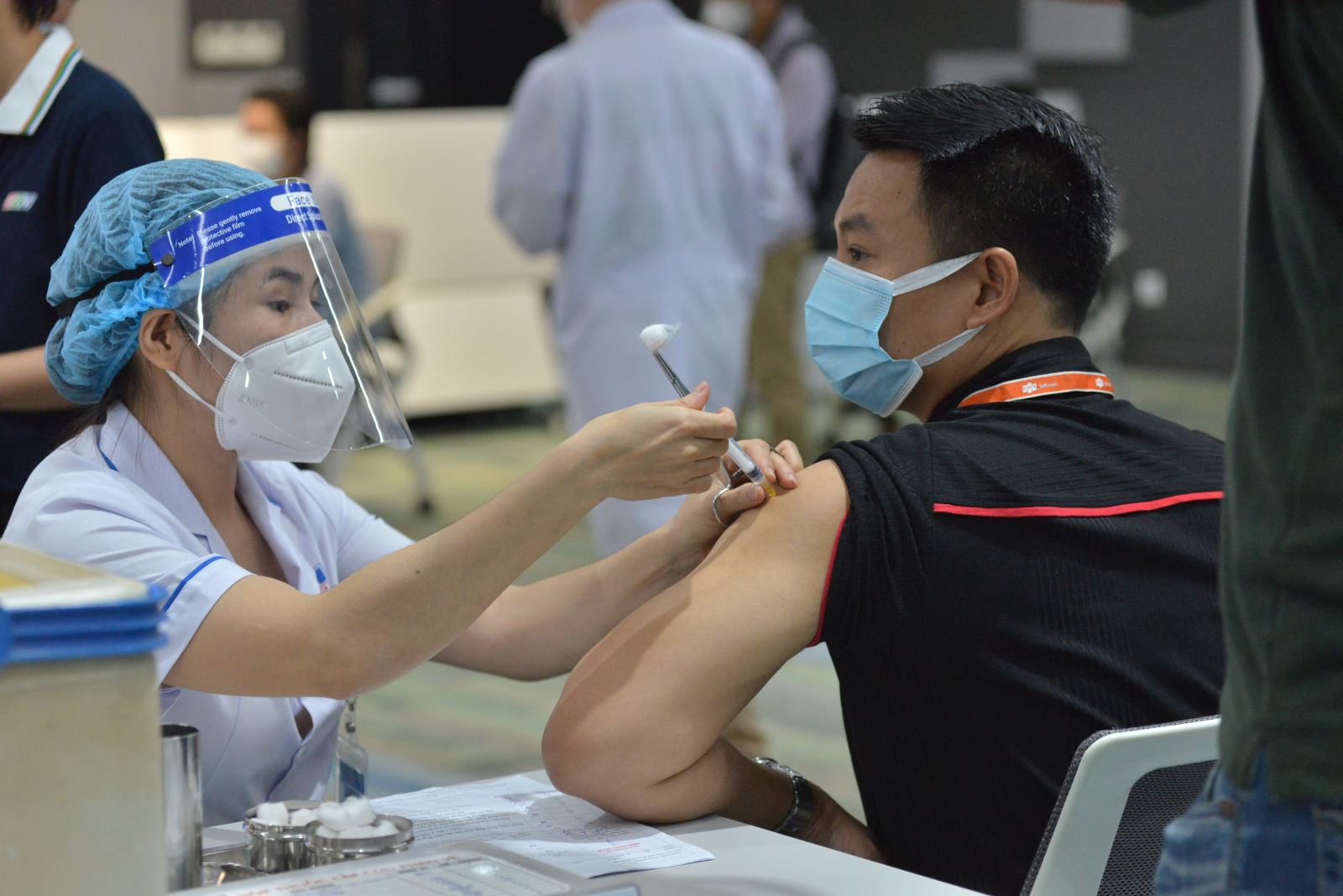 Sở Y tế TP.HCM triển khai kế hoạch “thần tốc” tiêm vaccine ngừa Covid-19 và dự kiến hoàn tất tiêm 836.000 liều vào ngày 26/6.