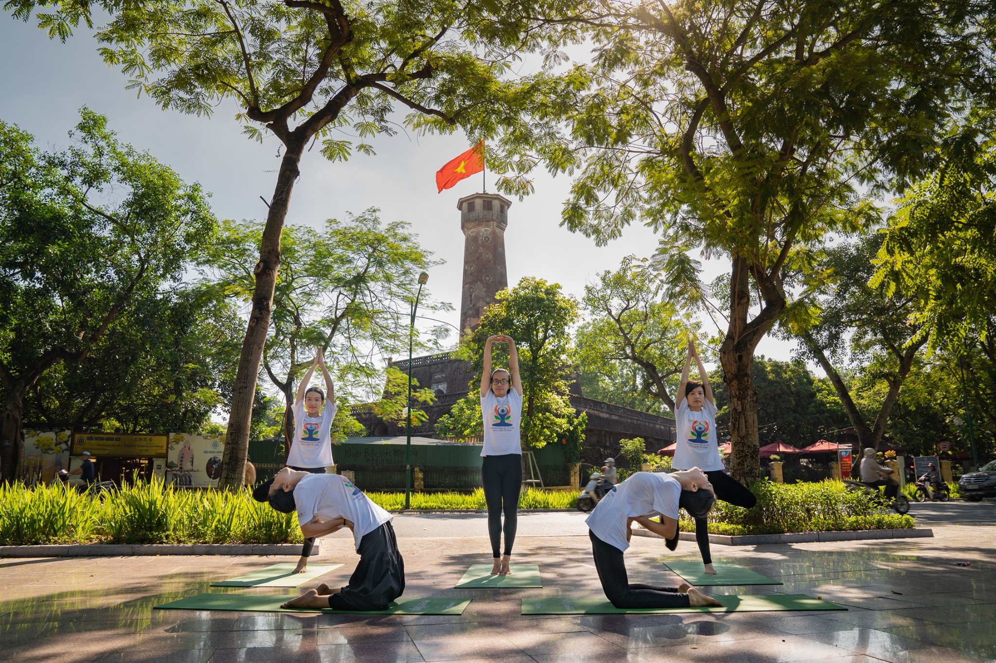 Màn tập Yoga buổi sáng được thực hiện tại Hồ Gươm và Cột cờ Hà Nội vào năm 2019.