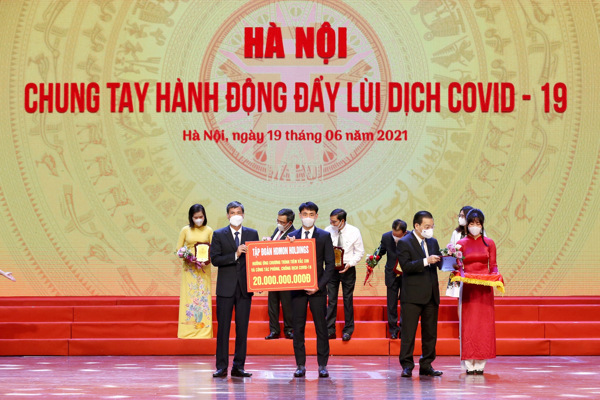 Đại diện Tập đoàn HDMon Holdings trao tặng 20 tỷ trong chương trình “Hà Nội chung tay hành động đẩy lùi dịch Covid-19”.
