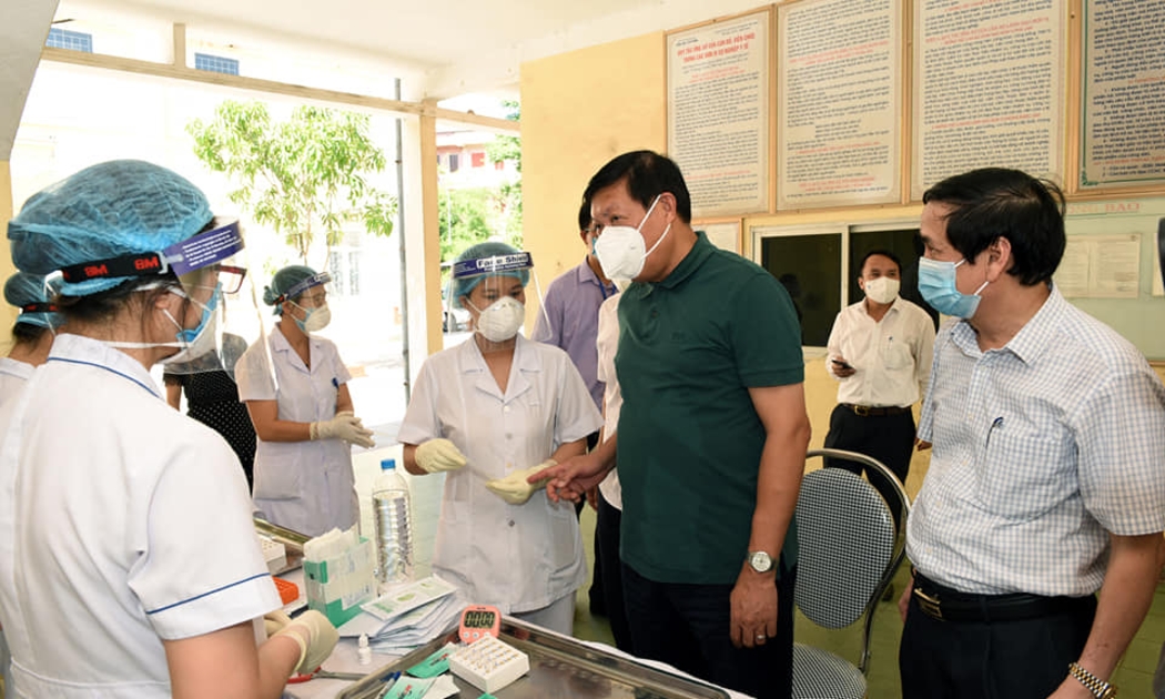 Thứ trưởng Đỗ Xuân Tuyên và đoàn thăm, kiểm tra công tác phòng, chống dịch, phân luồng, khám, điều trị tại Bệnh viện Đa khoa thành phố Vinh.