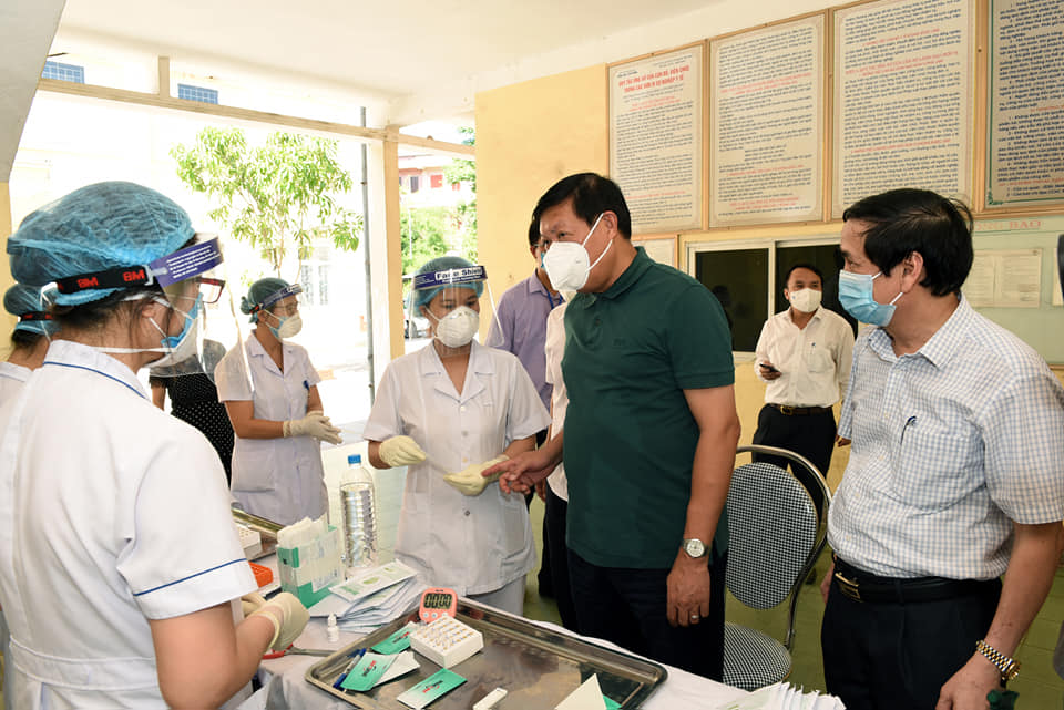 Thứ trưởng Đỗ Xuân Tuyên và đoàn thăm, kiểm tra công tác phòng, chống dịch, phân luồng, khám, điều trị tại Bệnh viện Đa khoa thành phố Vinh.
