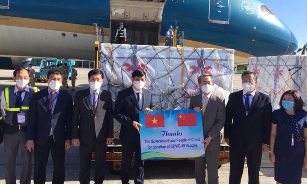 Ngài Hùng Ba, Đại sứ đặc mệnh toàn quyền nước CHND Trung Hoa trao lô hàng giúp đỡ Chính phủ và nhân dân Việt Nam phòng chống dịch.