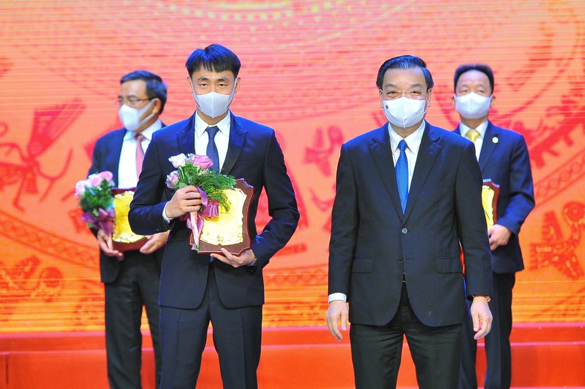 Chủ tịch UBND H&agrave; Nội Chu Ngọc Anh trao biểu trưng cảm ơn đại diện Tập đo&agrave;n HDMon Holdings.