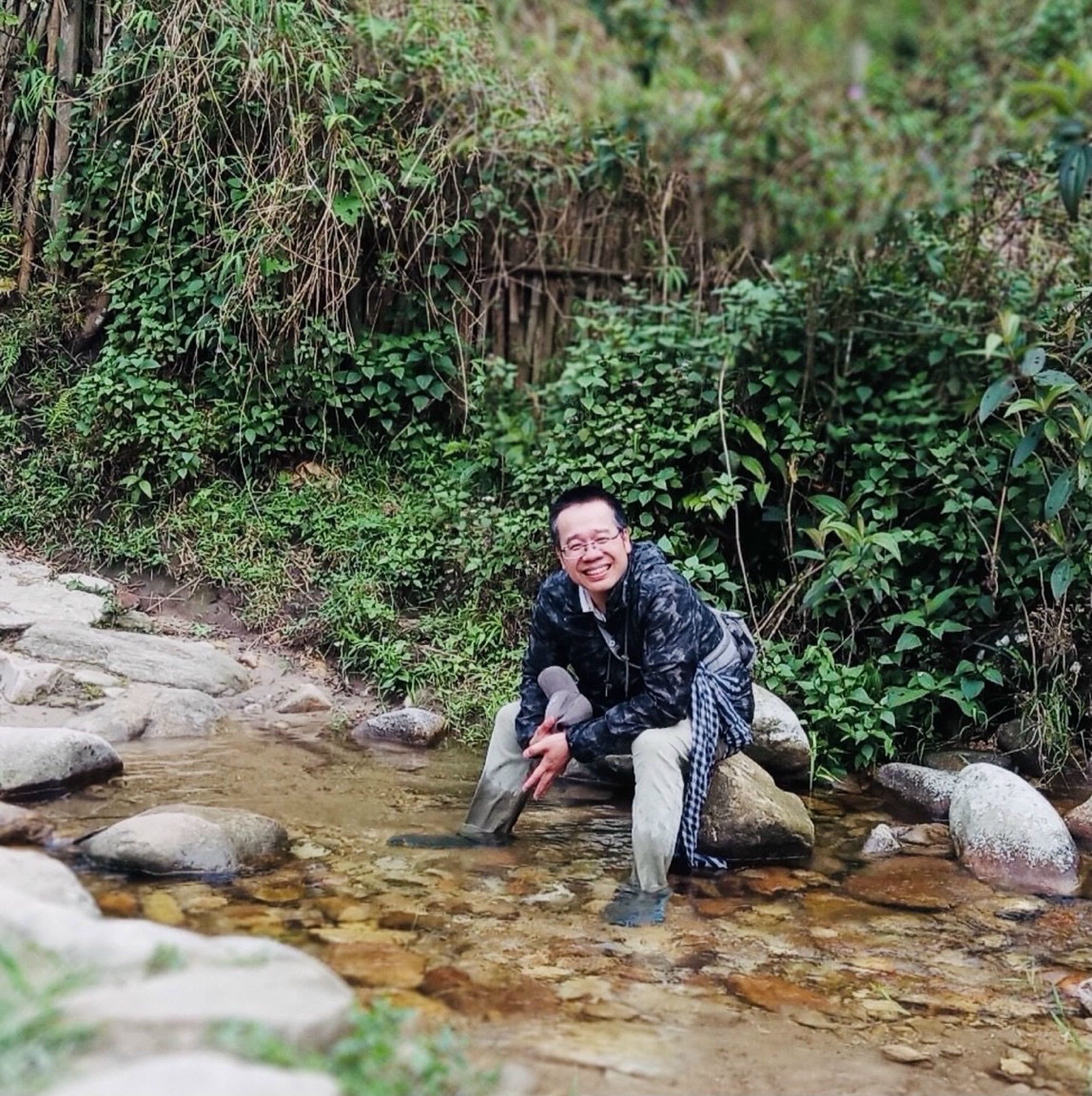 Nhà báo Đỗ Doãn Hoàng trong một lần đi tác nghiệp.