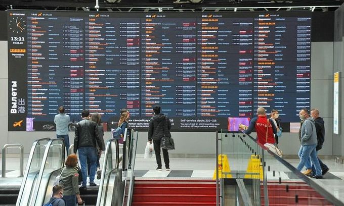 Hành khách tại Sân bay Quốc tế Sheremetyevo bên ngoài Moscow, Nga - Ảnh: Reuters.